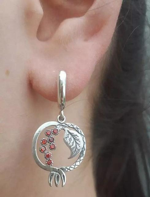 Earrings with garnet (metal)