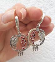 Earrings with garnet (metal)