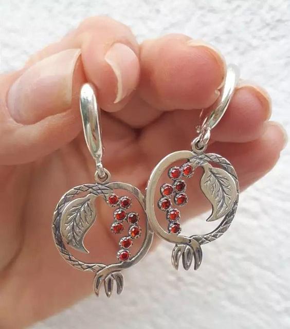 Earrings with garnet (metal)