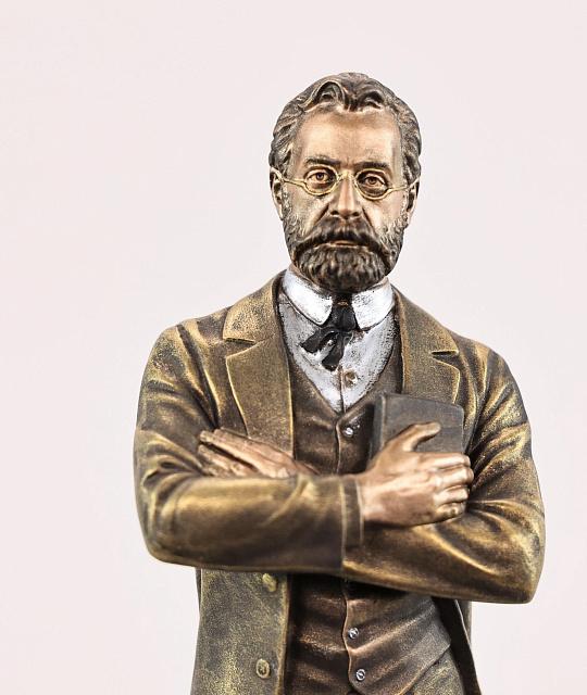 Figurine of Raffi (Akhop Melik-Akopyan) (Vernissage color)